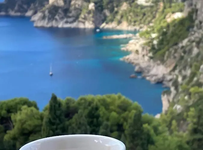 Roberhouse Tragara 37 Capri